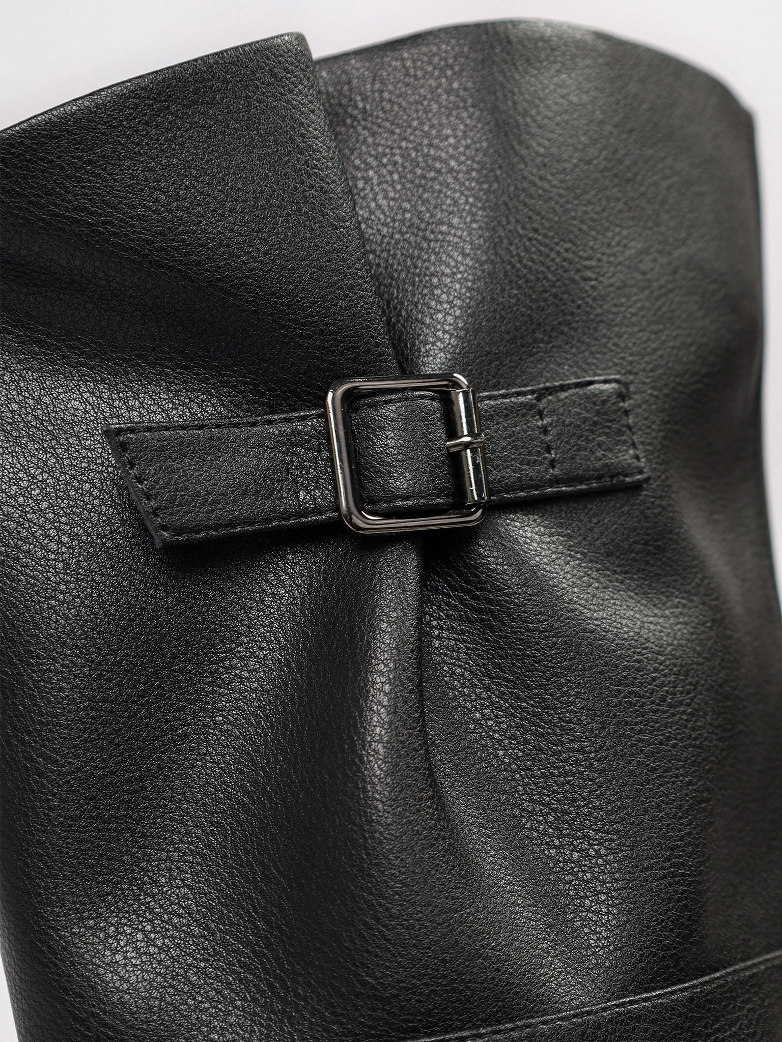 Ботфорты черного цвета на низком каблуке